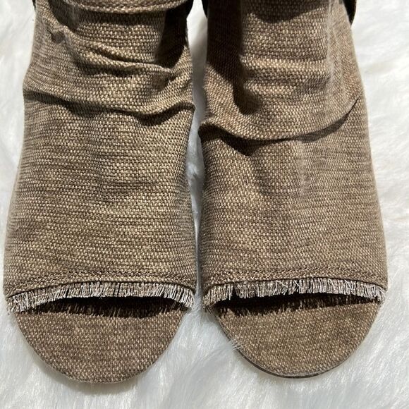 Very G Solange Taupe Peep Toe Frayed Canvas Bootie Size 7  VERY G SOLANGE PEEP TOE BOOTIE.  Size‎ 8.5.  B71
